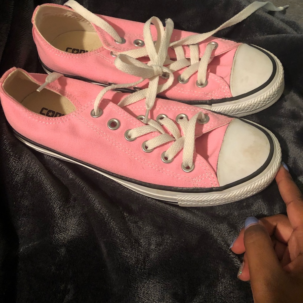 Pink low top converse